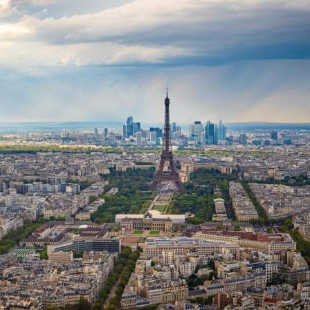 Panorama-Luftaufnahme über Paris, Frankreich, mit Eiffelturm