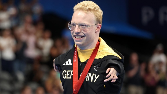 Sportschau Paralympics 2024 - Topf Gewinnt Gold über 150 M Lagen - Die Siegerehrung