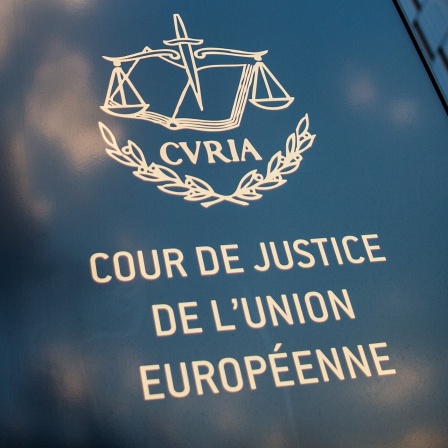 Ein Schild mit der Aufschrift "Cour de Justice de l'union Européene" vor den Bürotürmen des Europäischen Gerichtshofs in Luxemburg