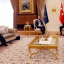 EU-Kommissionspräsidentin Ursula von der Leyen, EU-Ratspräsident Charles Michel und der türkische Präsident Recep Tayyip Erdoğan bei einem Empfang in Istanbul.