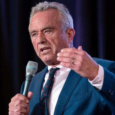 Der unabhängige Präsidentschaftsbewerber Robert F. Kennedy Jr. hält eine Rede.