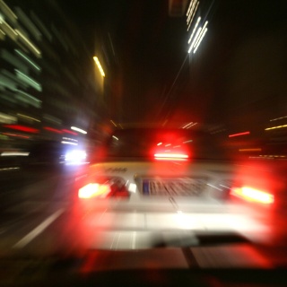 Autos mit Bewegungsunschärfe bei Nacht fotografiert. Symbolfoto für illegale Autorennen
