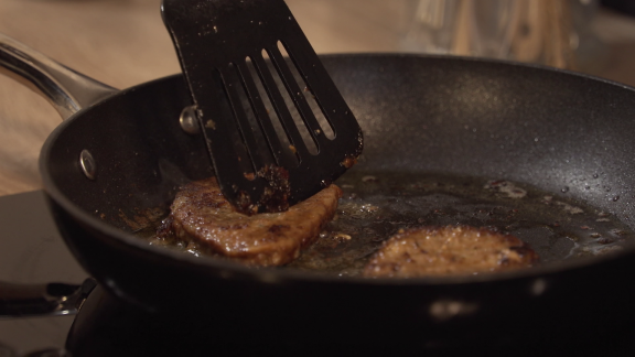 Wer Weiß Denn Sowas? - Was Hilft Beim Wenden Eines Steaks In Der Pfanne Gegen Heiße ölspritzer.