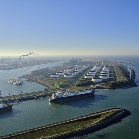 Blick auf das Importterminal für verflüssigtes Erdgas. Mehrere LNG-Schiffe liegen in Rotterdam / Niederlande vor Anker. LNG ist verflüssigtes Erdgas.