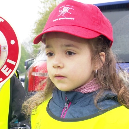 Beim Kita-Aktionstag "100 Prozent geschnallt" überprüfte die Polizei mit jungen Helfern, ob Kinder in den Fahrzeugen ihrer Eltern richtig angeschnallt und gesichert waren.