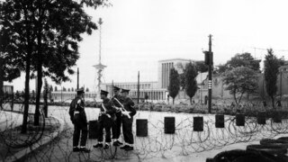 Archivbild: Britische Militärpolizisten bewachen am 03.06.1952 die Absperrungen und patrouillieren vor dem Haus des Rundfunks in Berlin. Obwohl es im britischen Sektor von Berlin lag, wurde das Haus des Rundfunks nach dem Ende des 2. Weltkriegs bis 1952