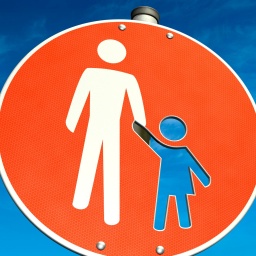 Straßenschild für Fußgänger: die Figur des Kindes ausgeschnitten.
