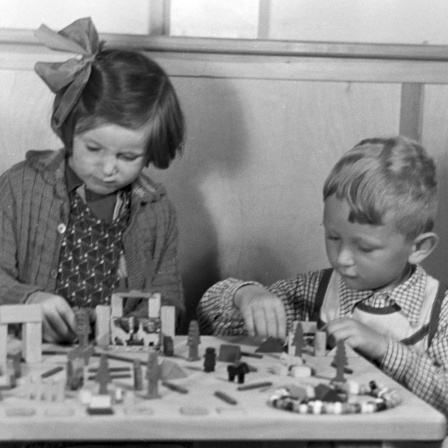 Spielende Kleinkinder im Kindergarten des Fröbelhauses in Oberweißbach