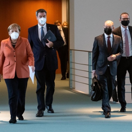Angela Merkel kommt zusammen mit Michael Müller, Olaf Scholz und Markus Söder zu einer Pressekonferenz im Bundeskanzleramt