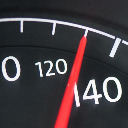 Der Tacho eines Autos zeigt die Geschwindigkeit von 130 Stundenkilometern an