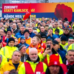 Streikende stehen vor dem Volkswagen-Werk