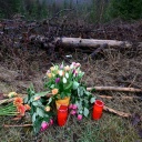 Blumen und Kerzen wurden am Fundort des ermordeten Mädchens Luise niedergelegt, Freudenberg, 14.03.2023.