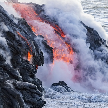 Glühende Lava fließt vom Vulkan Kilauea in den Pazifik / Hawaii