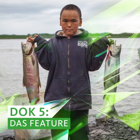Das Beitragsbild des Dok5 "Fischen verboten" zeigt einen Jungen mit zwei gefangenen Lachsen am Yukon Rover in Alaska.