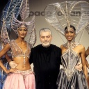 Modeschöpfer Paco Rabanne auf der Bühne mit vier Models of Color, die Kleider und Kopfschmuck aus filigranem Drahtgeflecht tragen.