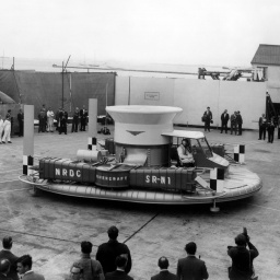 Am 11. Juni 1959 wurde bei den Saunders-Roe Werken in Cowes auf der Isle of Wight das von C.S. Cockerell entwickelte Luftkissenboot "SRN 1" vorgestellt.