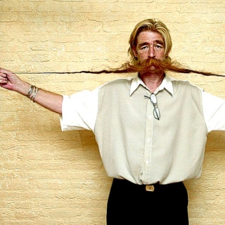 Piet Satter mit seinem 1,95 Meter langen Schnurrbart.