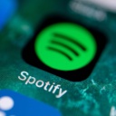 App des Musikdienstes Spotify wird auf dem Display eines iPhone_foto: dpa/Fabian Sommer