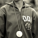 Medaille um den Hals einer DDR-Sportlerin bei Olympia 1972. 