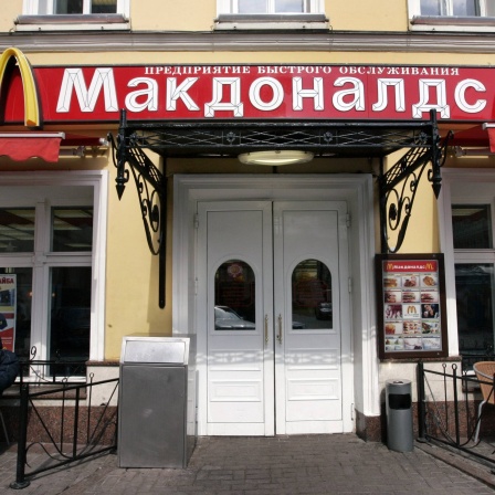 Der Schriftzug &#034;Mc Donald&#039;s&#034; an einem Schnellrestaurant in Moskau in kyrillischen Buchstaben. Das kyrillische Alphabet ist bis auf ein paar Ausnahmen die Schrift, in der slawische Sprachen geschrieben werden. Sie wurde extra für diese Sprachen mit ihren Besonderheiten entwickelt, und sie hat ihre Wurzeln auf dem Balkan.