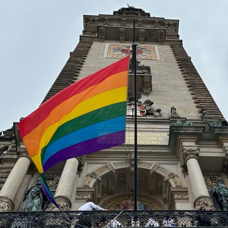 Die Regenbogenflagge weht am Hamburger Rathaus.