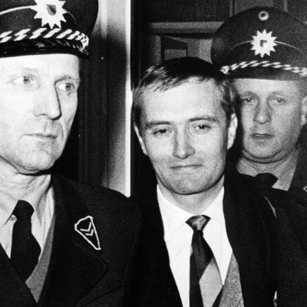 Polizisten geleiten "Spiegel"-Herausgeber Rudolf Augstein 1963 ins Gerichstgebäude in Karlsruhe.