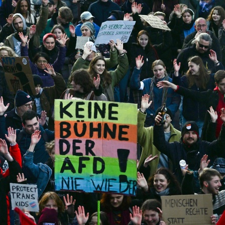 &#034;Keine Bühne der AfD!&#034; ist bei einer Demonstration gegen die AfD und Rechtsextremismus auf einem Schild zu lesen