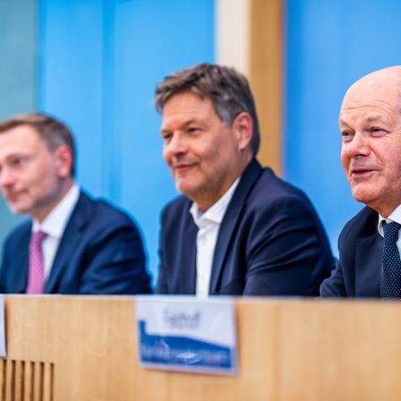 Bundeskanzler Olaf Scholz, Robert Habeck und Christian Lindner nehmen an einer Pressekonferenz zum Haushaltsplan 2025 teil. 