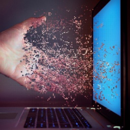 Illustration: Verpixelte Hand eines Menschen, die sich im Laptop-Bildschirm auflöst.