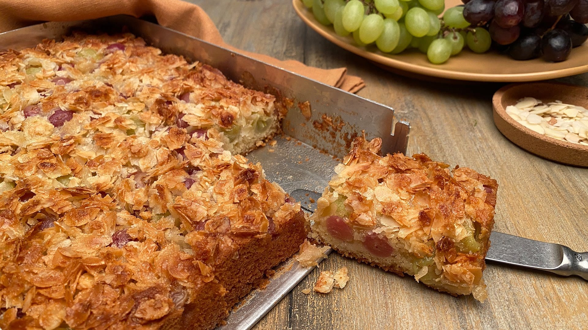 Kaffee oder Tee Rezept Traubenkuchen mit Mandelkruste ARD Mediathek