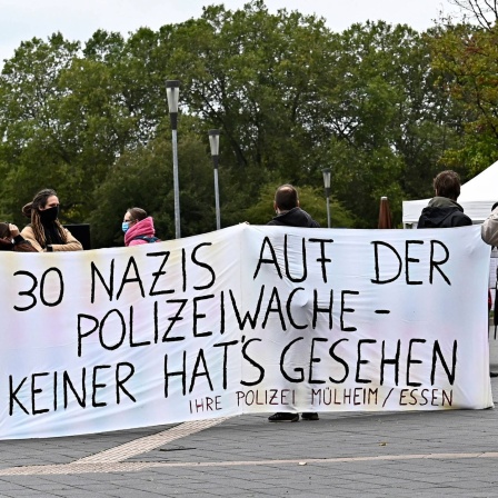 Kundgebung gegen rechte Netzwerke und strukturellen Rassismus in der Polizei am 26.9.2020 in Mülheim-Ruhr: Im Polizeipräsidium Essen/Mülheim werden mehr als 30 Beamte verdächtigt, an rechtsextremen Chat-Gruppen beteiligt gewesen zu sein. Darin sollen Bilder mit volksverhetzenden Inhalten verschickt worden sein. NRW-Innenminister Herbert Reul hat eine radikale Aufarbeitung des Skandals angekündigt.