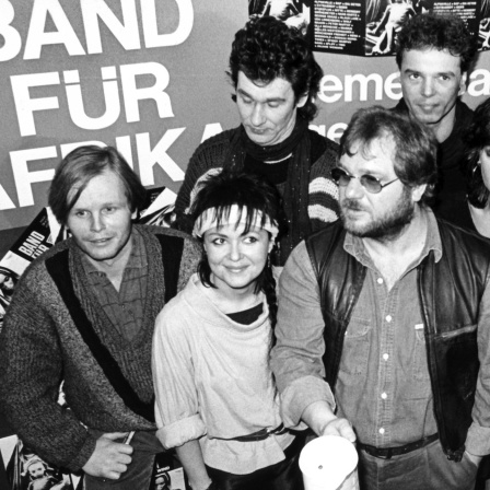 Künstler im Dienst der Hungerhilfe am 23.01.1985 in Köln (von links nach rechts): Herbert Grönemeyer, Ina Deter, Klaus Lage und Willy Millowitsch, dahinter Mitglieder von Pop-Bands und Alfred Biolek