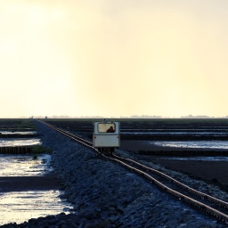 Die Lorenbahn zwischen der Insel Nordstrandischmoor und dem Festland.