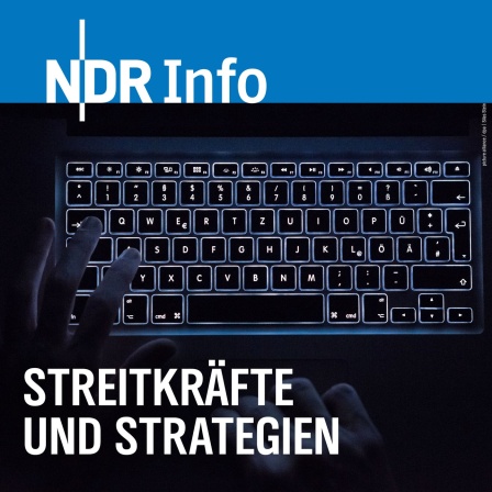 Ein Mann tippt auf die beleuchteten Tasten eines Laptop, aufgenommen am 26.07.2016 in Stuttgart (Baden-Württemberg)