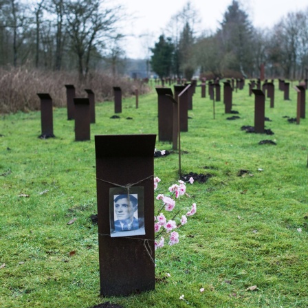 KZ-Gedenkstätte Husum-Schwesing Frische Blumen sind an der Stele für das KZ-Opfer Hendrikus Brumekool