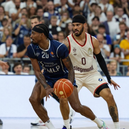Heidelbergs Michael Weathers wird verteidigt von Bayerns Nick Weiler-Babb