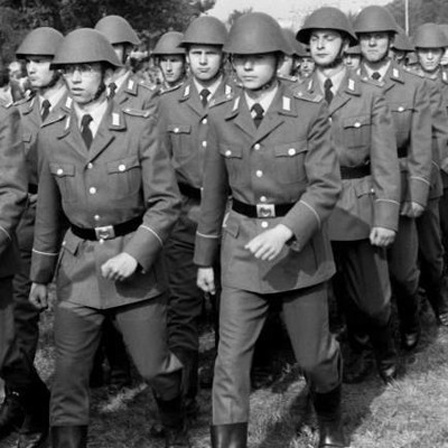 Soldaten der Nationalen Volksarmee (NVA) marschieren in Cottbus, um 1980