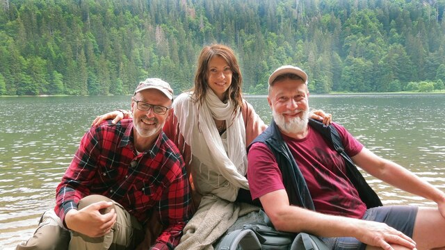 V. li. Peter Wohlleben, Jana Pallaske und Marc Marshall am Feldsee im Schwarzwald.