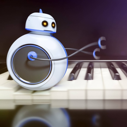 Symbolbild für KI und Musik: Ein kleiner Roboter auf einem Klavier
