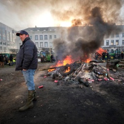Einige Landwirte entzünden Feuer bei einer Protestaktion im Europaviertel in Brüssel, die von mehreren Landwirtschaftsgewerkschaften aus Belgien, aber auch aus anderen europäischen Ländern am Donnerstag, dem 1. Februar 2024 in Brüssel, Belgien, organisiert wurde.