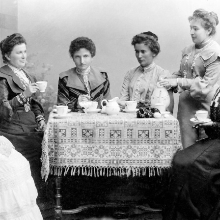 Sechs Frauen beim Kaffeekränzchen, 1900er Jahre, Deutschland, Europa.Archivfoto