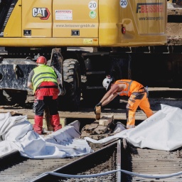 Arbeiten am Gleis der Ringbahn nach den Abrissarbeiten der Ringbahnbrücke in Berlin. 