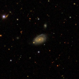 Eine Aufnahme des Sloan Digital Sky Survey zeigt die Galaxie NGC 5555 im Sternbild Jungfrau.