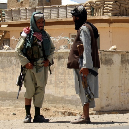 Taliban-Kämpfer halten Wache in der Stadt Ghazni südwestlich von Kabul, Afghanistan
