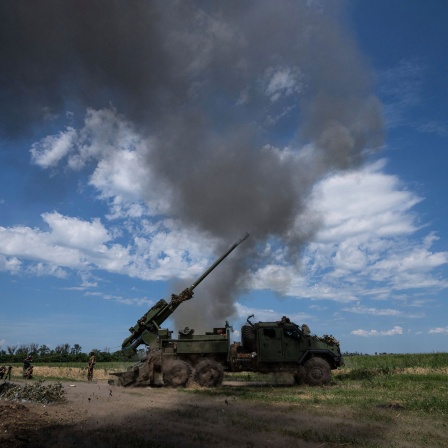 Eine ukrainische Panzerhaubitze &quot;Bohdana&quot; feuert.