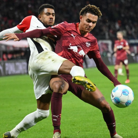 Ansgar Knauff (l) und Antonio Nusa im Duell