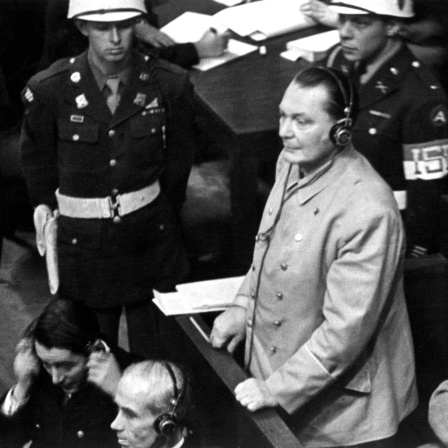 Der ehemalige Reichsmarschall Hermann Göring fragt am 21.11.1945 bei der Eröffnung des 2. Verhandlungstages der Kriegsverbrecher vor dem internationalen Militärgericht in Nürnberg um Erlaubnis, sprechen zu dürfen, nachdem die Frage, ob sich die Angeklagten für schuldig erklären würden von Allen verneint worden war. Göring macht den Richtern stehend deutlich, dass er etwas zu sagen wünsche. Die Bitte wird mit der Begründung verneint, dass Göring später genügend Gelegenheit hätte, zu sprechen.