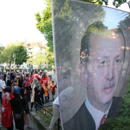 Anhänger des türkischen Präsidenten Erdogan versammeln sich in Kreuzberg, um den Wahlsieg zu feiern.