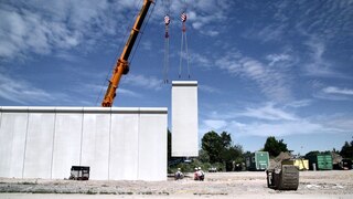 Um die geplante Abschiebungshafteinrichtung in Glückstadt wird eine sechs Meter hohe Mauer gebaut.