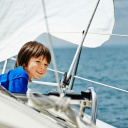Junge auf einem Segelboot